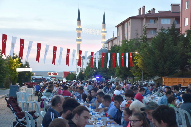 GÖNÜL SOFRALARI CEZAEVİ LOJMANLARINDA KURULDU