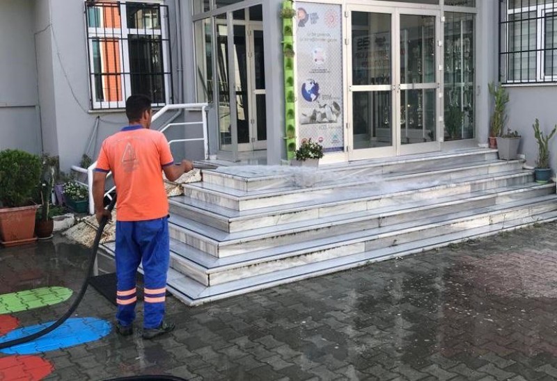 BELEDİYE EKİPLERİ OKUL BAHÇELERİNİ TEMİZLEDİ