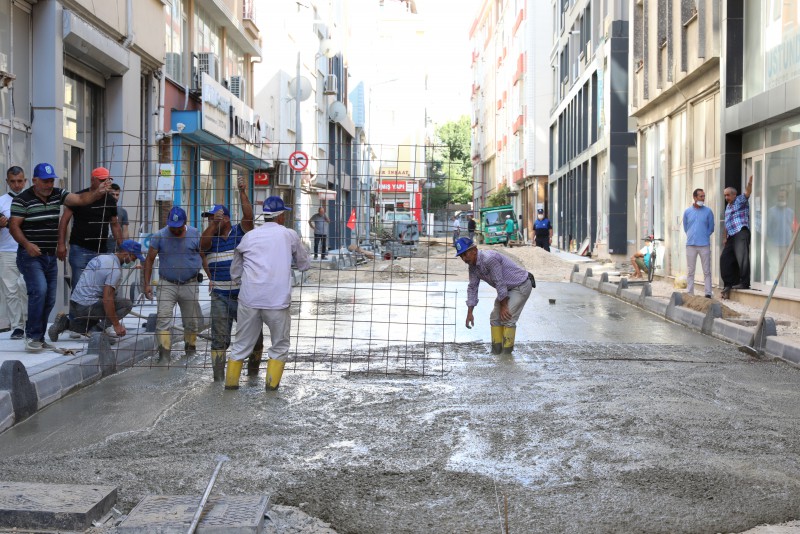 YAVUZ SOKAK’TA YOL ZEMİN BETONU ATILDI