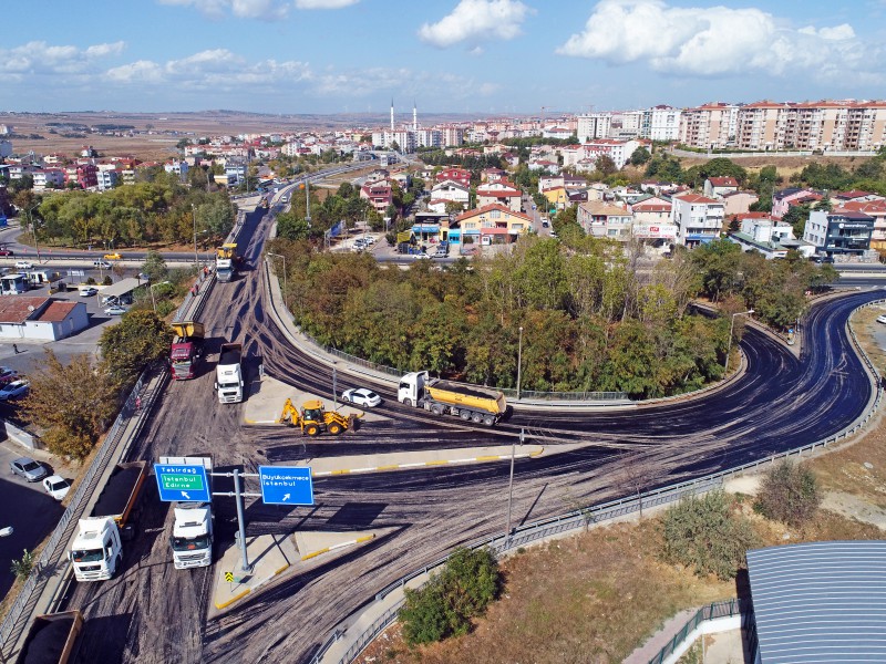 BÖLGE TRAFİK KÖPRÜLÜ KAVŞAĞI 1000 TON ASFALTLA YENİLENİYOR