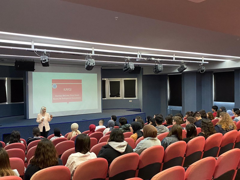 SİLİVRİ EĞİTİM AKADEMİSİNDE ÜNİVERSİTEYE HAZIRLANAN ÖĞRENCİLERE MOTİVASYON SEMİNERİ VERİLDİ