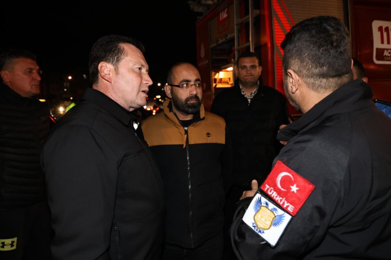Başkan Balcıoğlu, Yangında Zarar Gören Korkmaz Yapı Market’i Ziyaret Etti