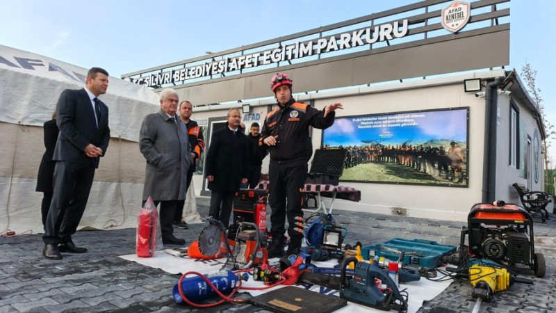 Rektör Kara, Silivri Belediyesi Afet Koordinasyon Merkezini ziyaret etti