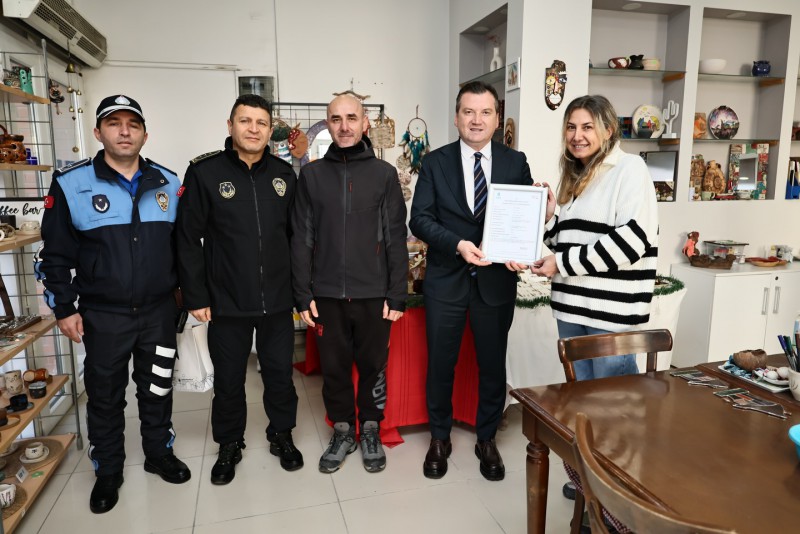 Başkan Balcıoğlu, esnaflara ruhsatlarını teslim etti