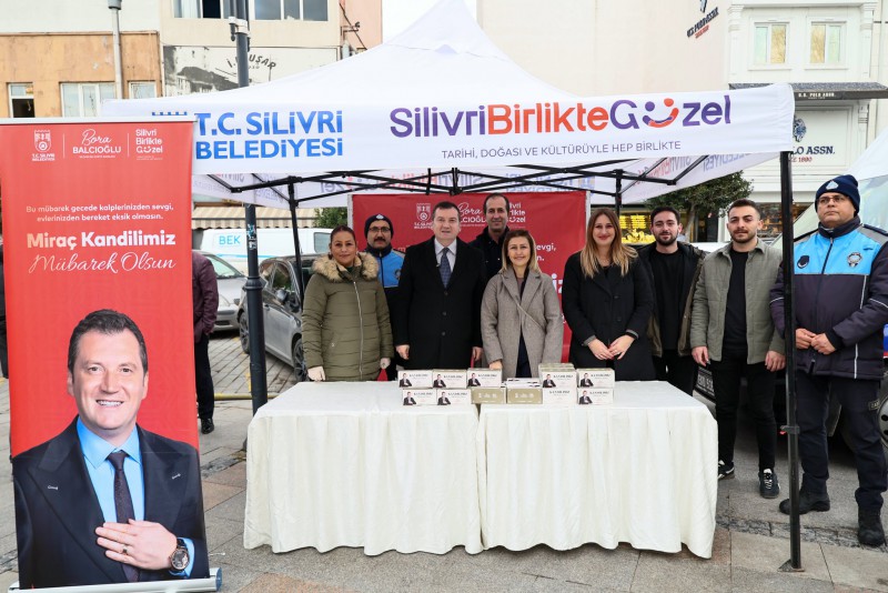 Başkan Balcıoğlu, vatandaşlara kandil simidi ikram etti