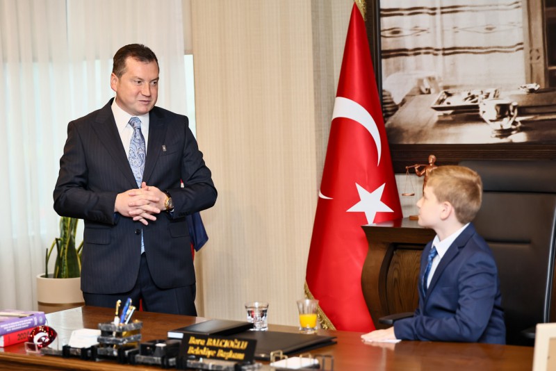 Başkan Balcıoğlu, görevini temsilen çocuklara devretti