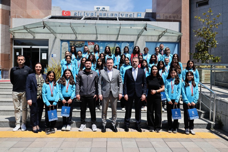 Başkan Balcıoğlu, İBB Abdülezel Paşa Ortaokulu Hokey Takımı’nı ağırladı