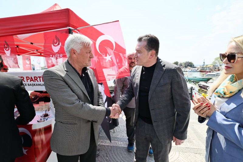 Başkan Balcıoğlu, Zafer Partisi standını ziyaret etti