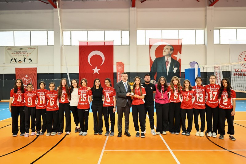 Başkan Balcıoğlu, İBB Abdülezel Paşa Ortaokulu Hokey Takımı’nı karşıladı