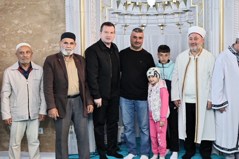 Başkan Balcıoğlu, bayram namazını Alibey Camisinde kıldı