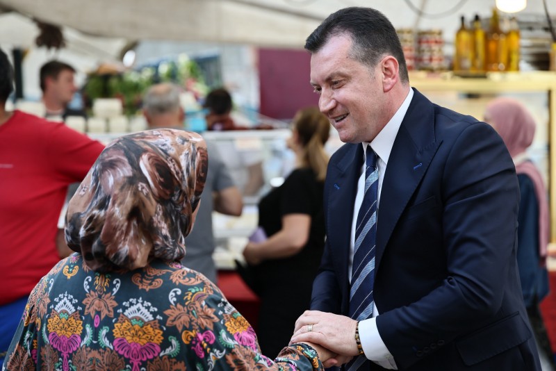 Başkan Balcıoğlu, Pazartesi Pazarı’nda vatandaşlarla buluştu