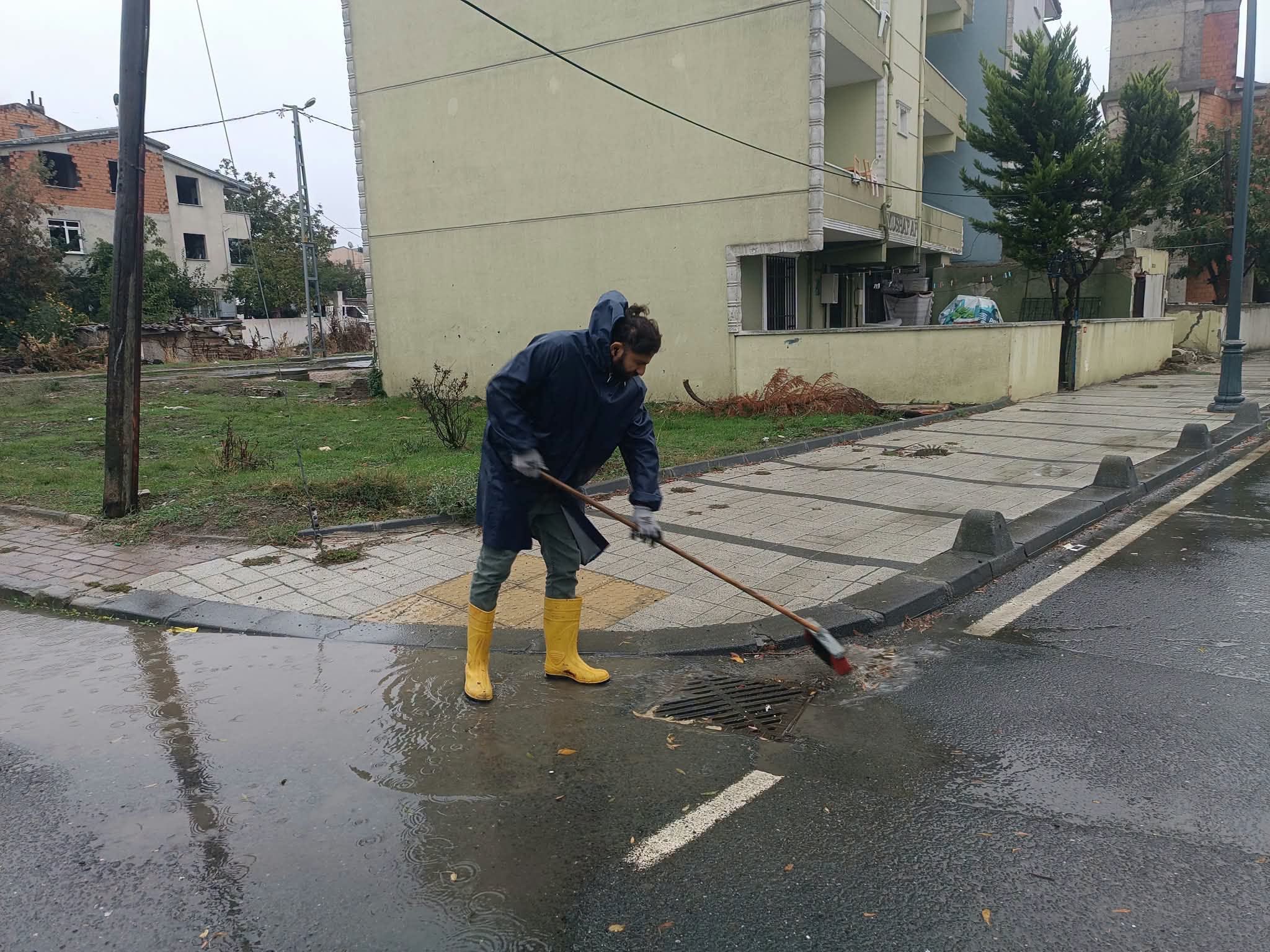 Silivri’de Yağışlara Karşı Mazgal ve Yağmur Suyu Kanalı Temizliği Aralıksız Sürüyor