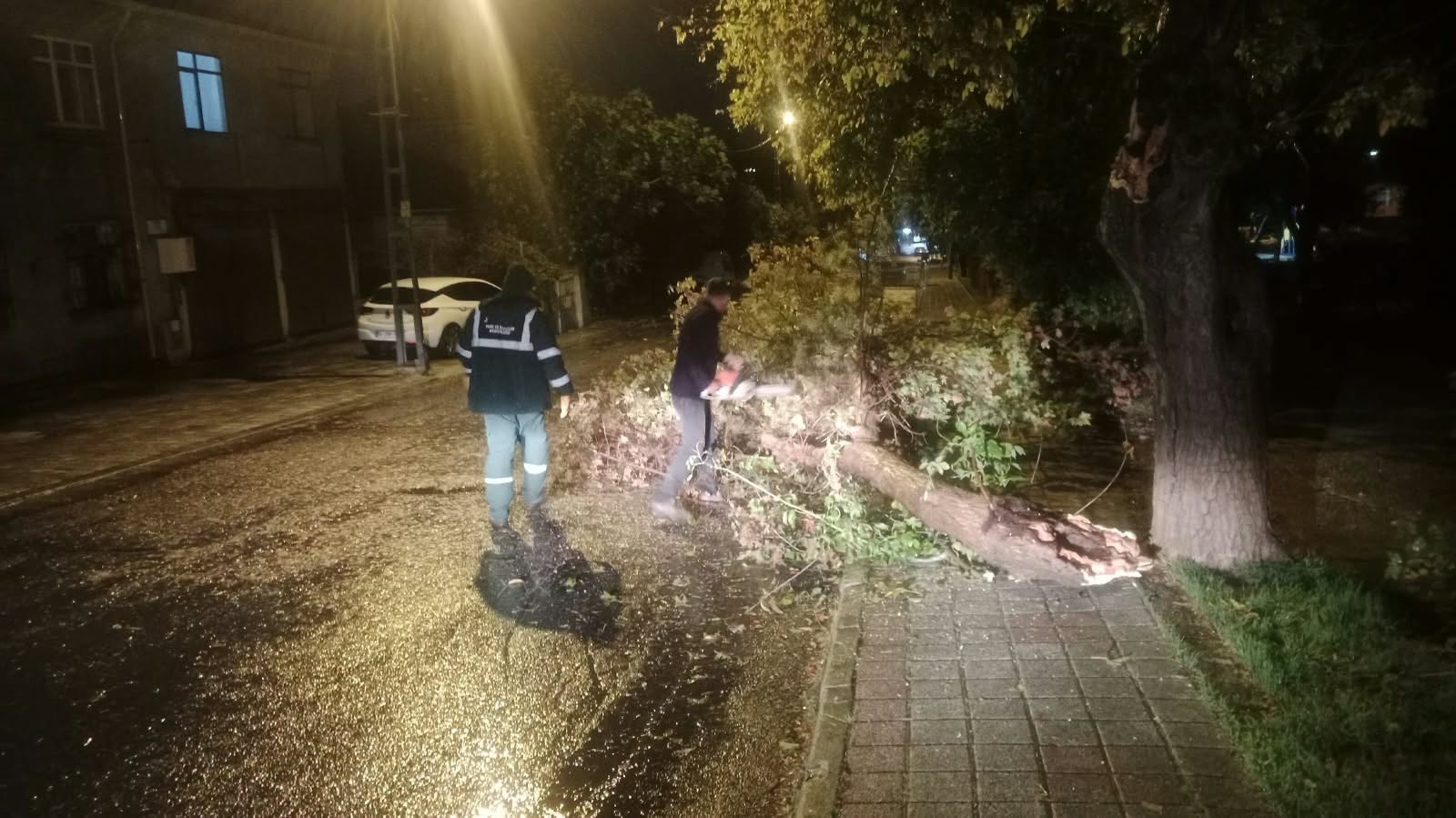 Silivri’de Olumsuz Hava Koşullarına Karşı 207 Personel ve 72 Araçla Müdahale Çalışması Gerçekleştirildi