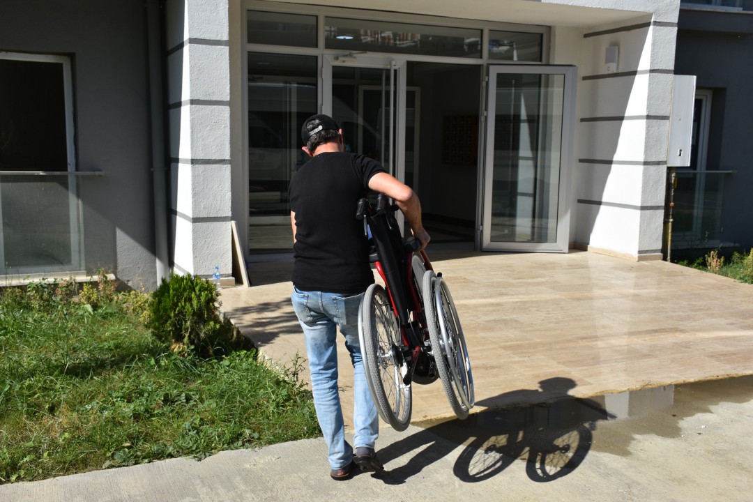 15 HASTAYA TEKERLEKLİ SANDALYE DESTEĞİ silivri.bel.tr